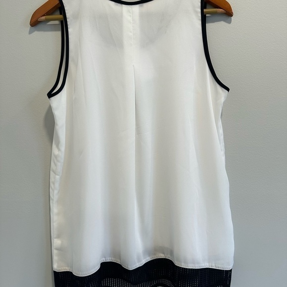 Cable and Gauge black and white flowy sleeveless blouse - Picture 3 of 9